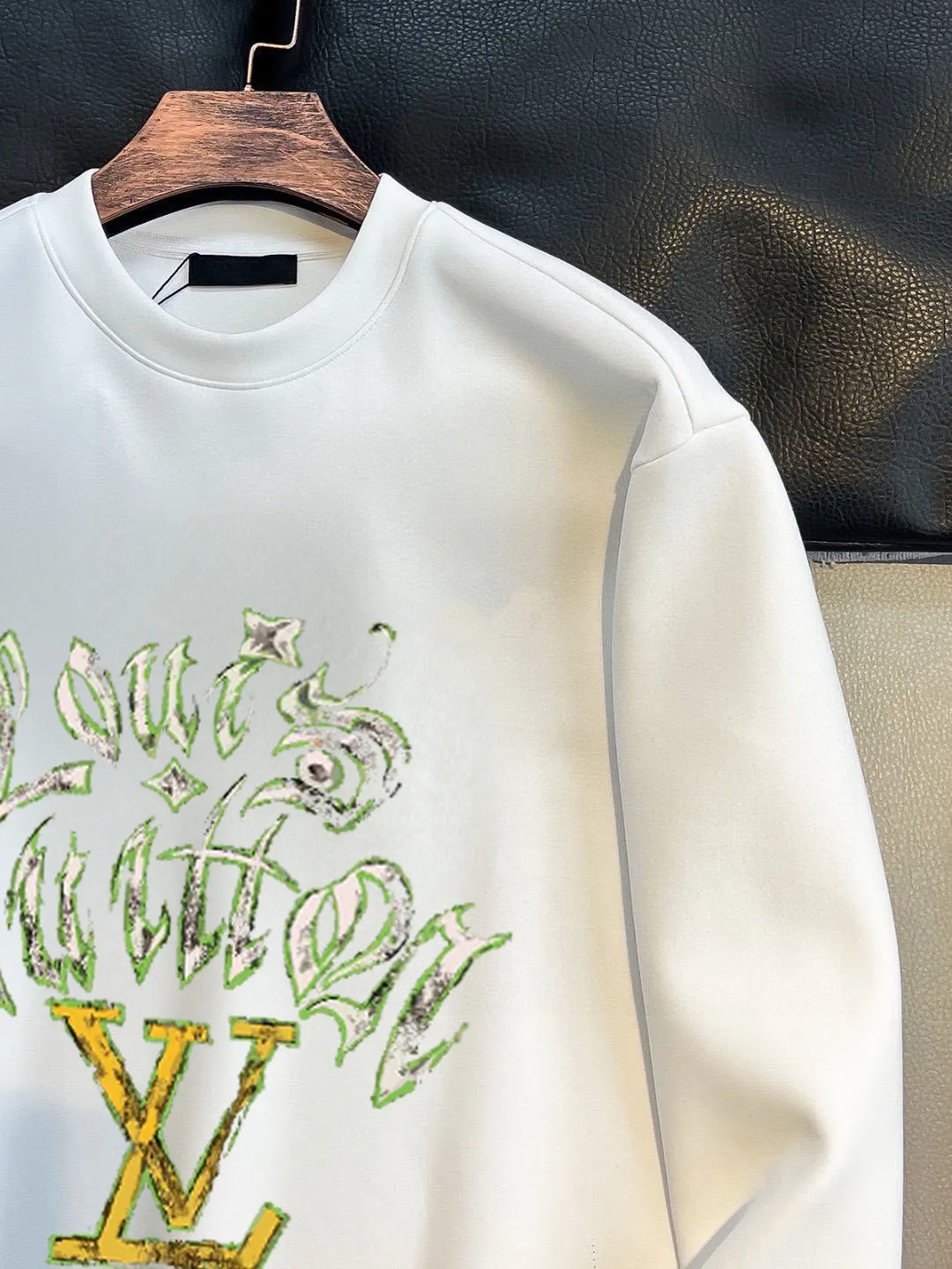 🅿️220 brand [LV Louis Vuitton] (good news for fat people) 2025ss autumn latest long-sleeved round-neck sweatshirt, on sale simultaneously on the official website. Refreshing and breathable. Made of top Tencel Roman. Comfortable and soft. 3D three-dimensional clarity. Super fashion sense. Great for gifting and keeping for yourself. Size: M-5XL (can wear up to 220 pounds)